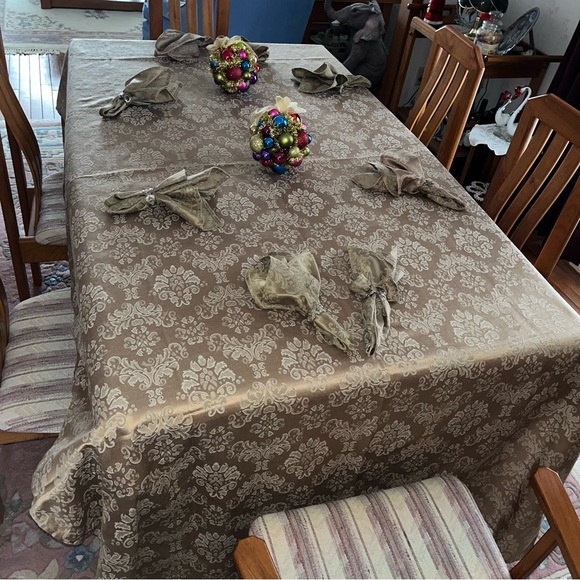 Gold table cloth, 112x60 inches with 8 napkins. - Picture 2 of 3